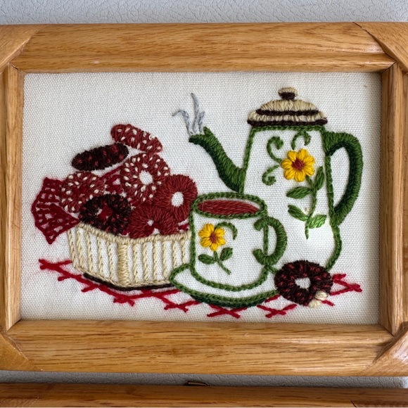 Vintage 70s Framed Crewel Art Set of 2 - Picture 11 of 13